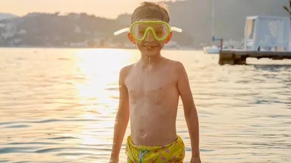 Dalış Maskesi Takmış Neşeli Çocuk Gün Batımı Işınlarına Karşı Sakin — Stok fotoğraf