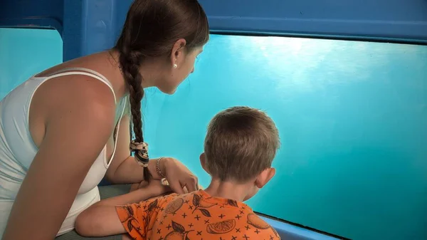 Anne Küçük Oğlu Sualtı Dünyasını Keşfediyor Turist Denizaltısıyla Seyahat Ederken — Stok fotoğraf