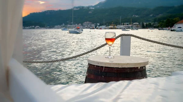 Szklanka Różanego Wina Stojąca Drewnianym Stole Przy Barze Przy Plaży — Zdjęcie stockowe