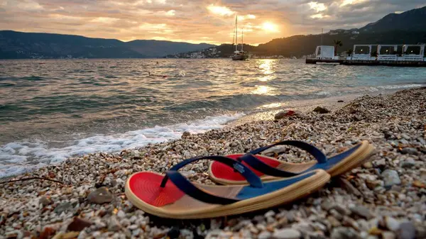 Nahaufnahme Von Flip Flops Oder Hausschuhen Strand Vor Sonnenuntergang Und — Stockfoto