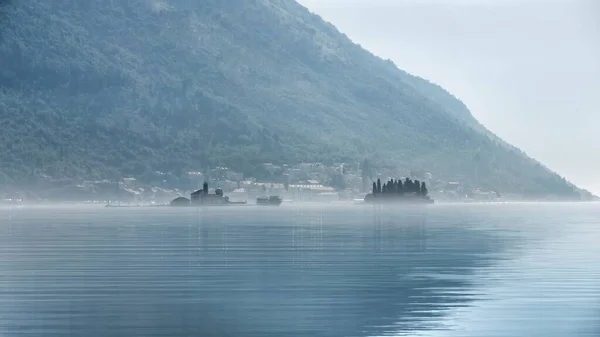 Vista Sulla Baia Kotor Montenegro Coperta Nebbia Mattutina Fotografia Stock