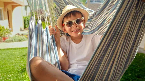 Молодой Мальчик Шляпе Блаженно Покачиваясь Гамаке Истинное Изображение Беззаботного Отдыха — стоковое фото