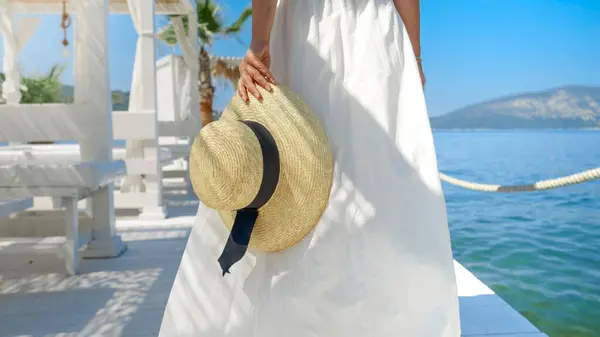 Señora Vestido Ligero Sombrero Paja Caminando Muelle Madera Irradiando Vacaciones Imagen De Stock