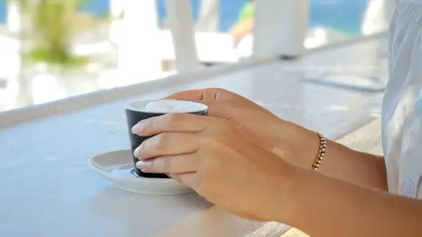 Kawiarni Przy Plaży Kobieta Sączy Kawę Przywołując Letnie Wakacje Wakacje Zdjęcia Stockowe bez tantiem