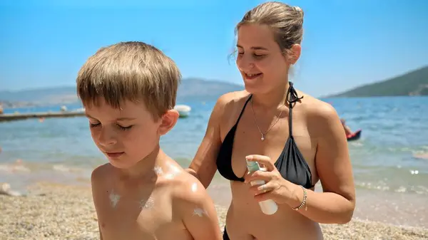 Porträt Einer Jungen Mutter Die Sonnigen Strand Sonnencreme Auf Den — Stockfoto