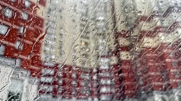Spadające Krople Wody Deszczowej Płynące Strumienie Szybie Samochodowej Mieście Zdjęcie Stockowe