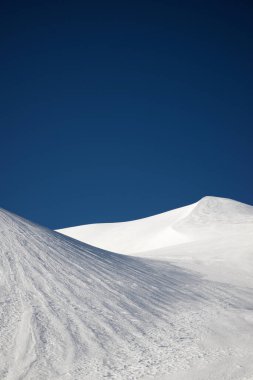 Ossau Vadisi 'ndeki karlı tepe, Fransa' daki Pireneler.