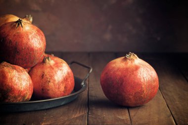 Metal bir tepside nar manzarası