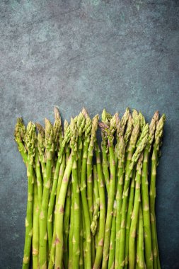 Taş bir masada yabani kuşkonmaz.