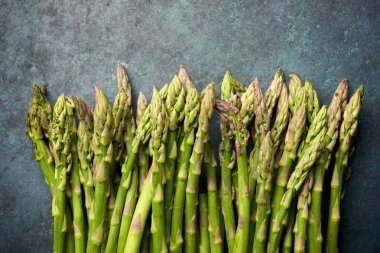 Taş bir masada yabani kuşkonmaz.