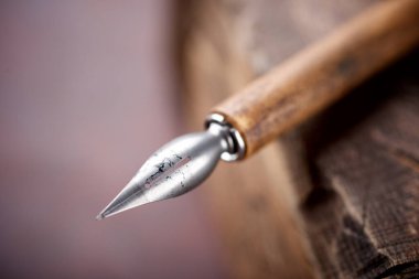 Retro yazma için uç kalemi kapat.