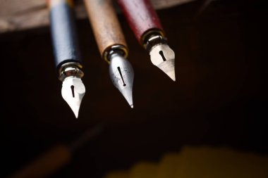 Retro yazma için uçlu kalemlerin yakın plan görüntüsü.