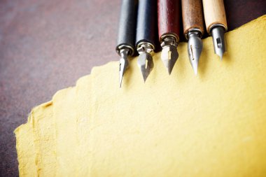 Retro yazma için uçlu kalemlerin yakın plan görüntüsü.
