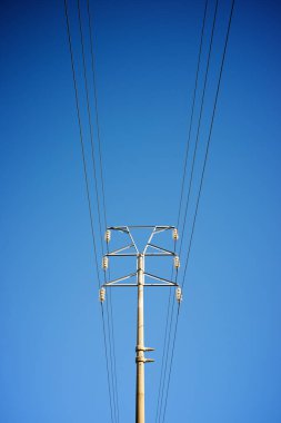 Zaragoza 'da elektrik hattı ve açık gökyüzü, İspanya' da Aragon.