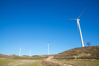 Sürdürülebilir elektrik üretimi için rüzgar türbinleri jeneratörleri