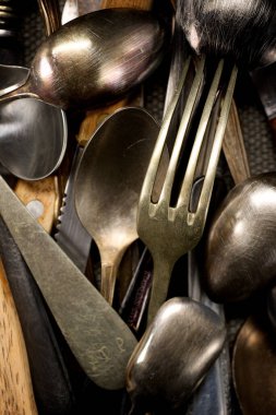 Bir grup eski çatal bıçak takımının üst görünümü.