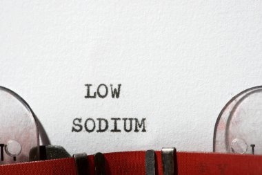 Daktiloyla yazılmış düşük sodyum ifade.