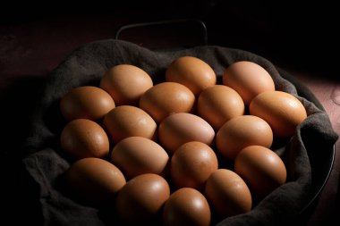 Bir grup kahverengi yumurtanın görüntüsü.