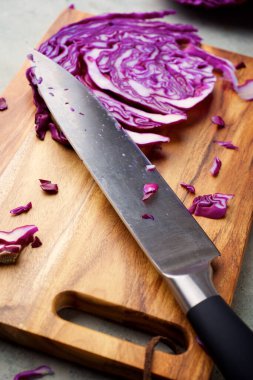 Kırmızı lahana yaprakları doğrama tahtasında