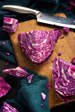 Kırmızı lahana parçaları doğrama tahtasının üzerinde
