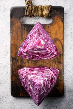 Kırmızı lahana parçaları doğrama tahtasının üzerinde