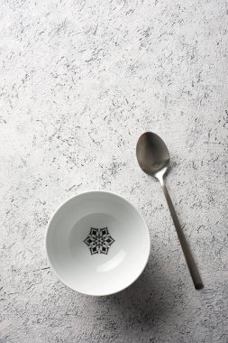 Beyaz ve mavi seramik kâse beyaz bir masada.