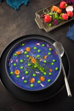 Bezelye ve havuçlu kırmızı lahana çorbası..