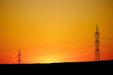 Huesca 'da alacakaranlıkta yüksek voltaj hattı, Sapin' de Aragon.