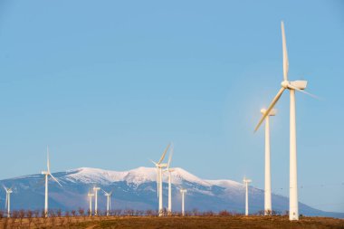 Rüzgar türbinleri yeşil elektrik üretimi için jeneratörler ve İspanya 'da Moncayo zirvesi.