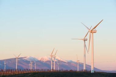 Rüzgar türbinleri yeşil elektrik üretimi için jeneratörler ve İspanya 'da Moncayo zirvesi.