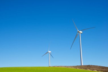 Elektrik üretimi için rüzgar türbinleri, Zaragoza ili, İspanya Aragon.