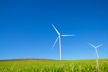 Elektrik üretimi için rüzgar türbinleri, Zaragoza ili, İspanya Aragon.