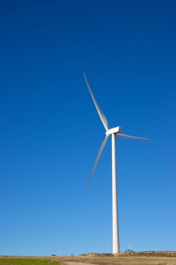 Elektrik üretimi için rüzgar türbini, Zaragoza ili, İspanya Aragon.