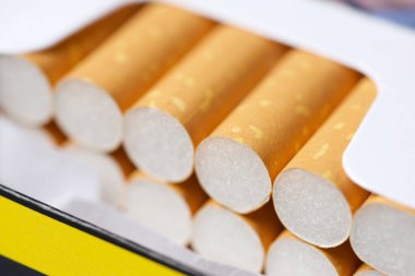 Sigara paketinde yakın plan.