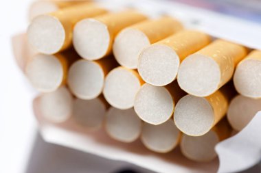 Sigara paketinde yakın plan.