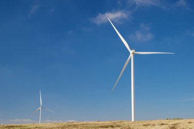 Elektrik üretimi için rüzgar türbinleri, Zaragoza ili, İspanya Aragon.