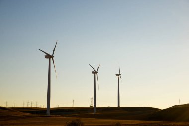 Elektrik üretimi için rüzgar türbinleri, Zaragoza ili, İspanya Aragon.