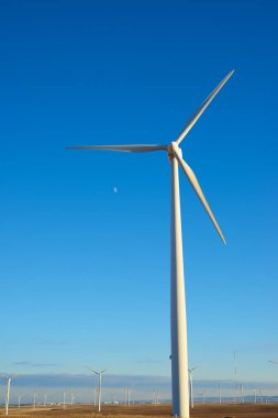 Elektrik üretimi için rüzgar türbinleri, Zaragoza ili, İspanya Aragon.