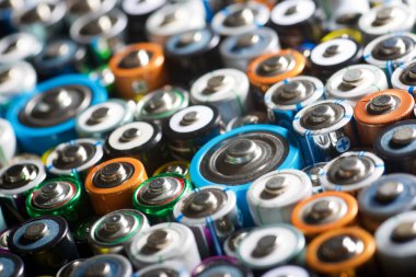 Geri dönüşüm işlemi için kullanılan büyük bir pil grubunu kapat