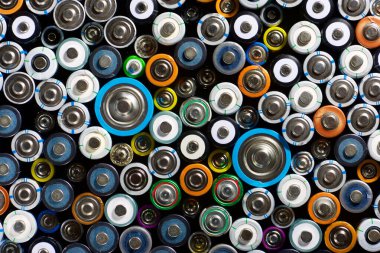 Geri dönüşüm işlemi için kullanılan büyük bir pil grubunu kapat