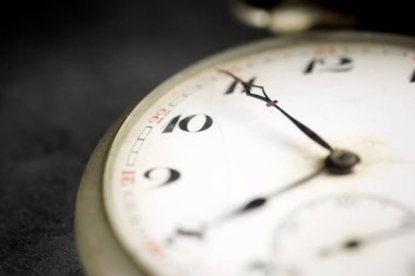 Bir masanın üzerindeki antika bir cep saatini kapat