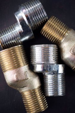 Siyah bir bankta metal tesisat tesisatlarını kapatın..