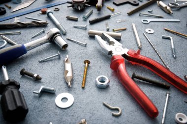 Çalışma tezgahındaki aletleri, vidaları ve diğer metal donanımları kapat