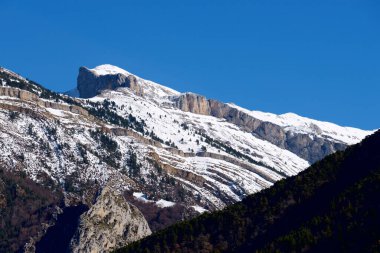 Pireneler 'deki karlı dağlar, Tena Vadisi, Aragon, Huesca Eyaleti, İspanya.