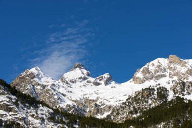 Pireneler 'deki karlı dağ, Tena Vadisi, Aragon, Huesca Eyaleti, İspanya.