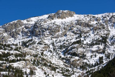 Pireneler 'deki karlı dağlar, Tena Vadisi, Aragon, Huesca Eyaleti, İspanya.