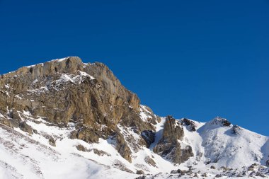 Pireneler 'deki karlı dağlar, Tena Vadisi, Aragon, Huesca Eyaleti, İspanya.
