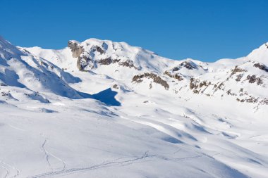 Pireneler 'deki karlı dağlar, Fransa' daki Ossau Vadisi.