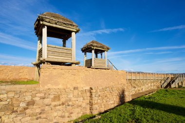 Garray, Soria Eyaleti 'ndeki Celtiberian yerleşiminde savunma duvarının yeniden inşası, İspanya' daki Castilla Leon.