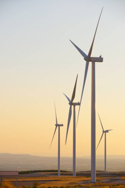 İspanya 'da sürdürülebilir elektrik üretimi için rüzgar türbini jeneratörleri